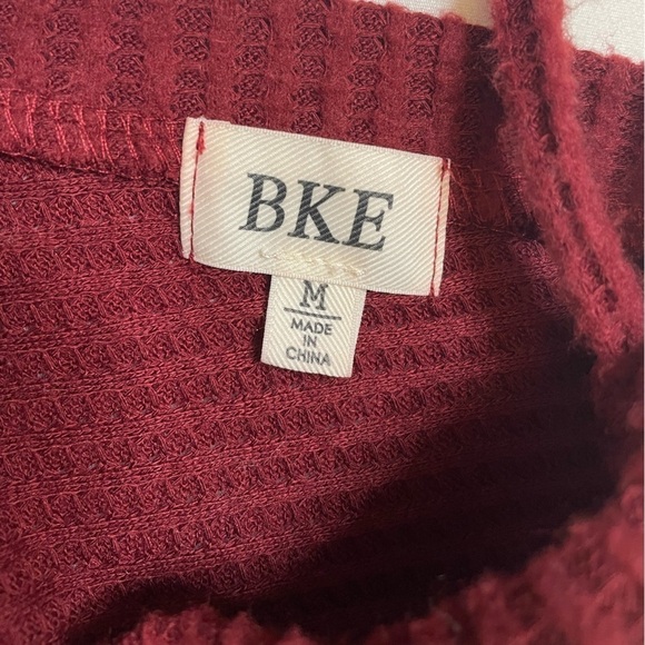 BKE size medium red waffle style soft long sleeve v-neck shirt - Picture 4 of 5